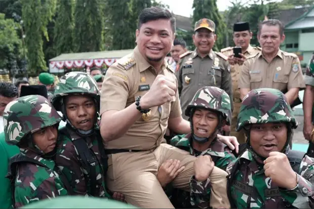 Puluhan Warga Sipil...