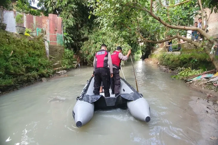 Polisi Susuri Sungai...
