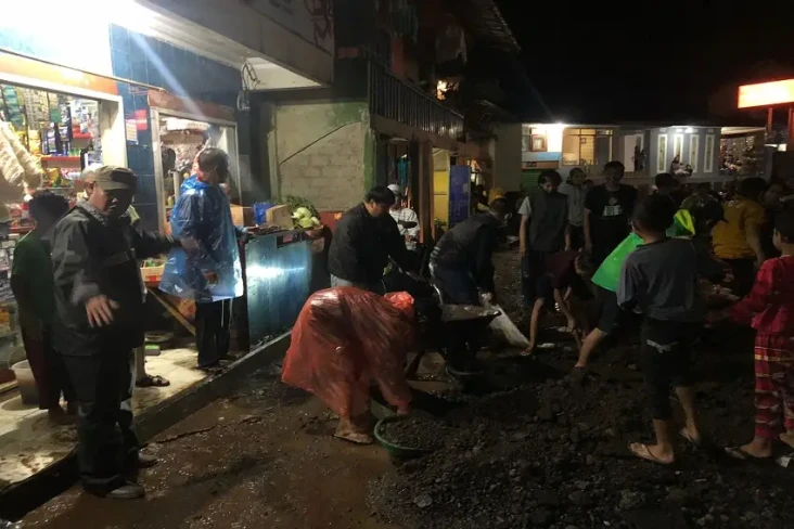 Banjir Lintasan di Puncak...