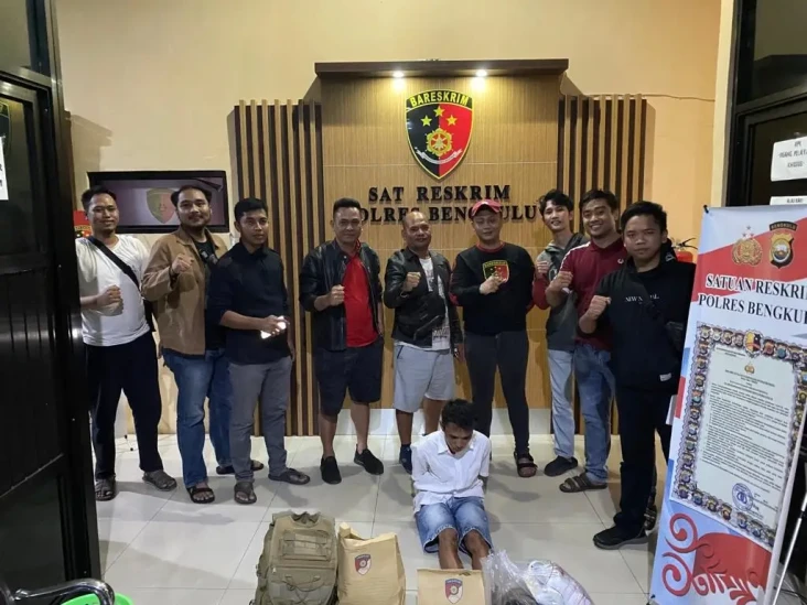 Embat Uang Kurban Rp25...
