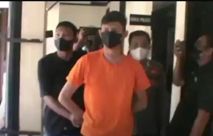 Curi HP Waria usai Kencan...