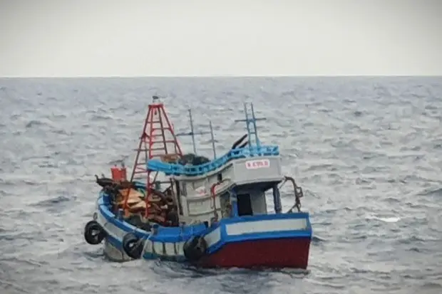 Kapal Mati Mesin, 8...