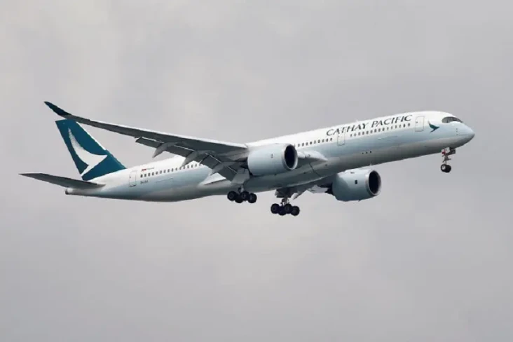 Pesawat Cathay Pacific...