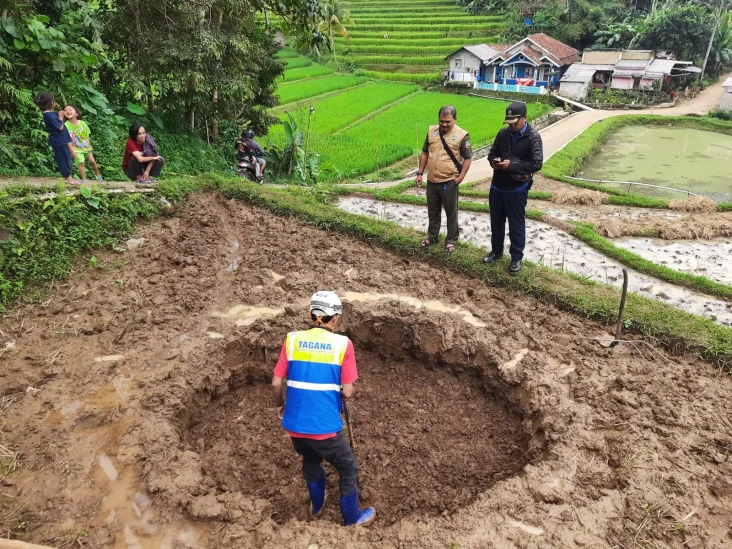 Lubang Misterius di...