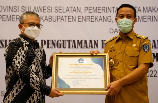 Gubernur Sulsel Raih...