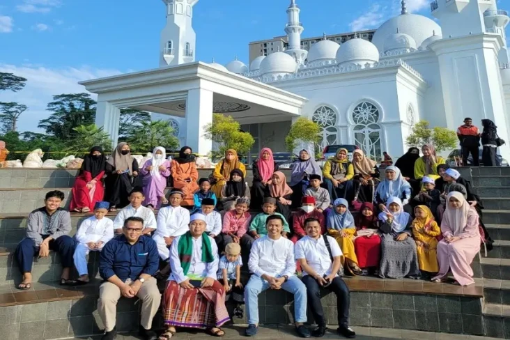 Beri Santunan Anak Yatim,...
