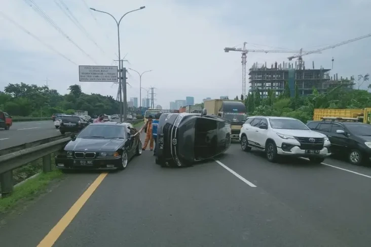 Tabrak BMW di Tol Jakarta-Tangerang,...