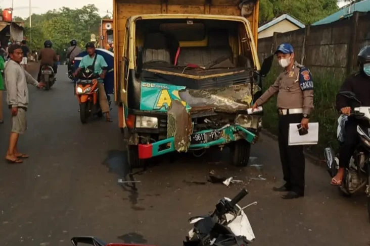 Adu Banteng dengan Truk,...