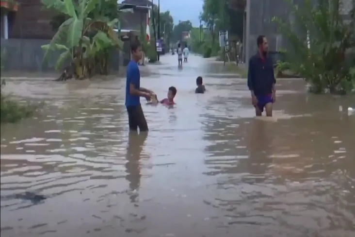 Diguyur Hujan Deras...