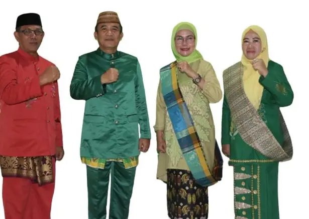 Gunakan Pakaian Adat...