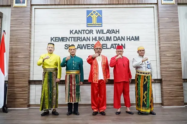 Kenakan Pakaian Adat...