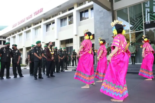 Rayakan HUT Kodam Hasanuddin,...