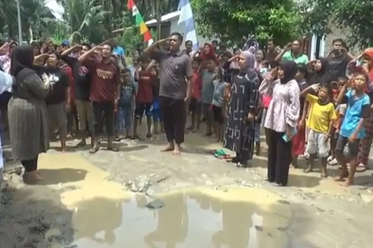 Satir! Warga Gelar Upacara...