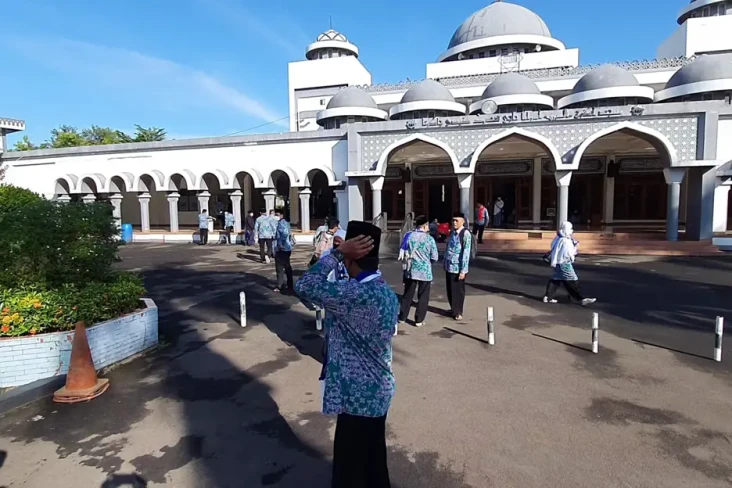 Jumat Pagi, Ratusan...