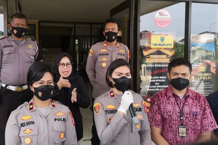 Sakit Hati, Rekan Satu...