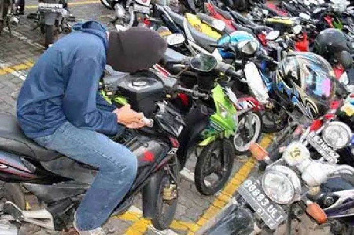Tertangkap Basah Curi...
