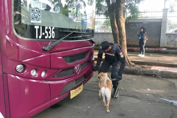 Polisi Kerahkan Anjing...