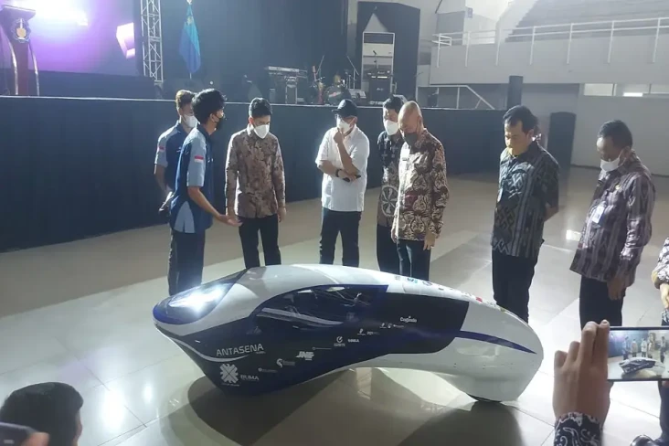 Kembangkan Mobil Berenergi...