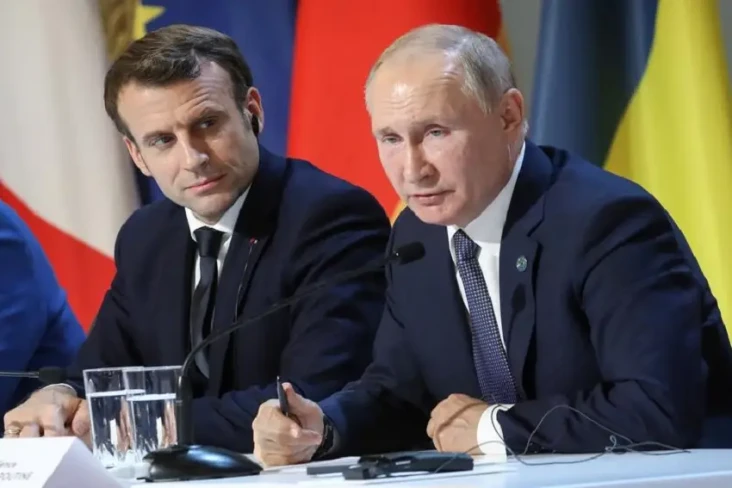 Presiden Emmanuel Macron:...