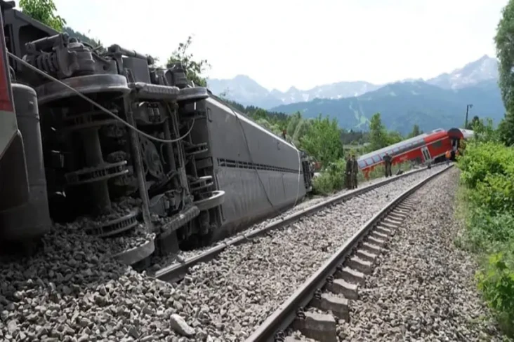 Kereta Tergelincir di...