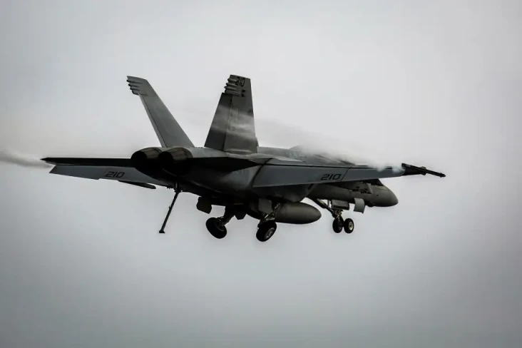 Jet Tempur F/A-18 Super...