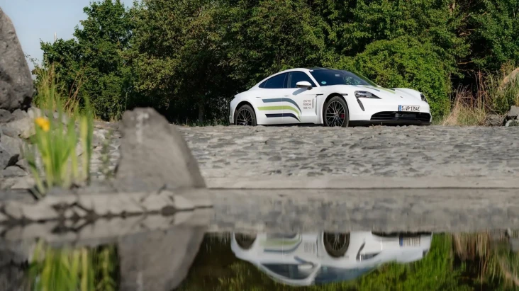 Mobil Listrik Porsche...