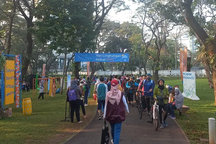 Minggu Pagi, Ribuan...