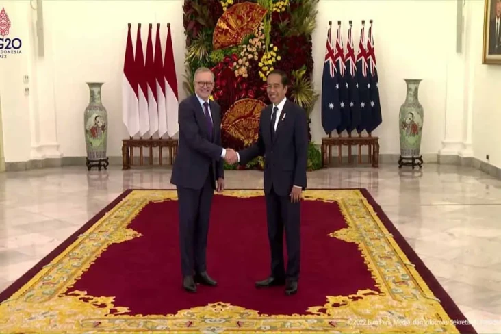 Presiden Jokowi Sambut...