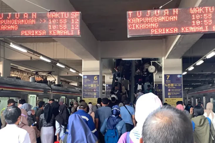 Transit di Stasiun Manggarai,...