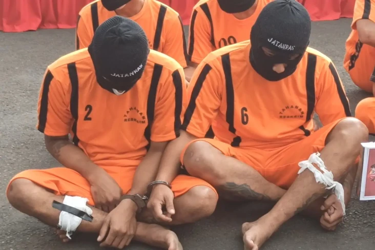 Sadis Bacok Warga Sukabumi,...