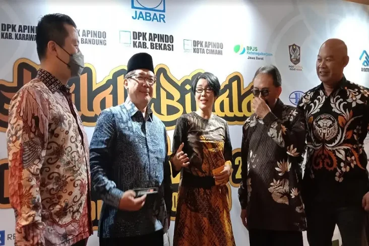 Upah dan Perizinan Masih...