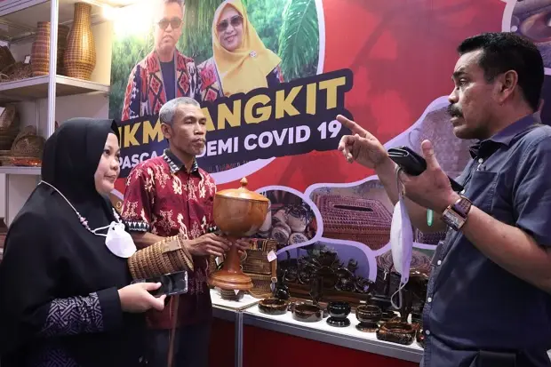 Pengunjung Minati Produk...
