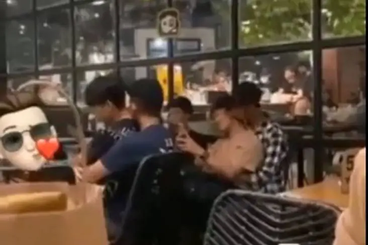 Bermesraan di Kafe Kalibata,...