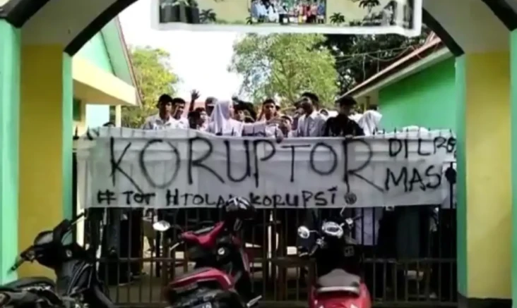 Ratusan Siswa SMAN 1...