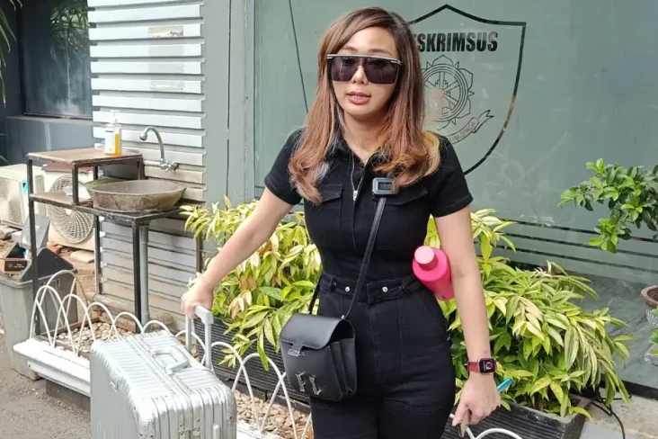 Denise Chariesta Akui...
