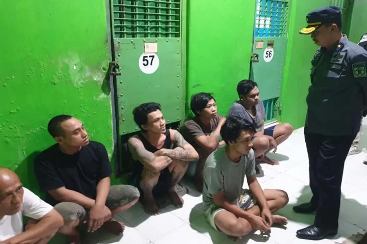 Lapas Pamekasan Digeledah,...