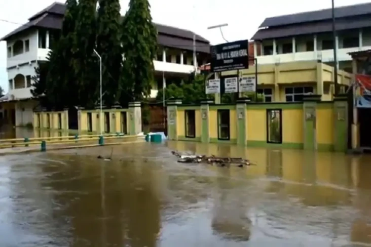 Diterjang Hujan Lebat,...