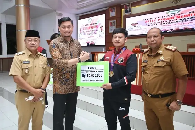 Bupati Gowa Berikan...