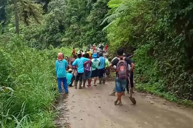 Ratusan Warga Gotong...