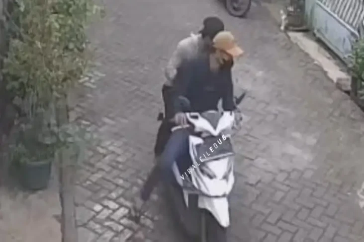 Pertahankan Ponsel,...