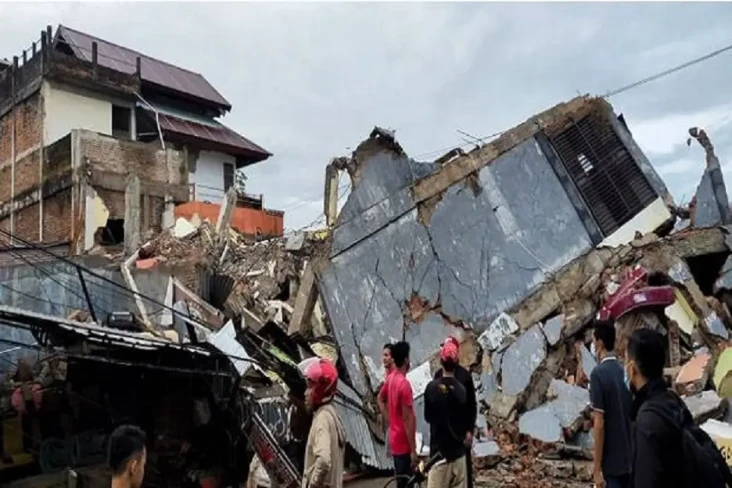 Gempa Dangkal M5,8 Guncang...