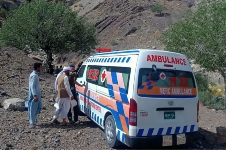 Mobil Van Terjun ke...