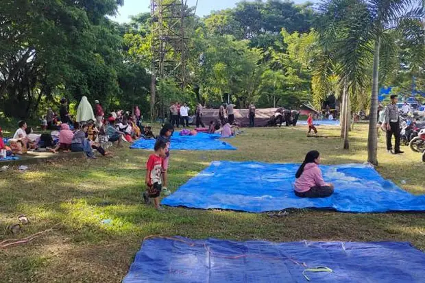 Warga Mamuju Dirikan...