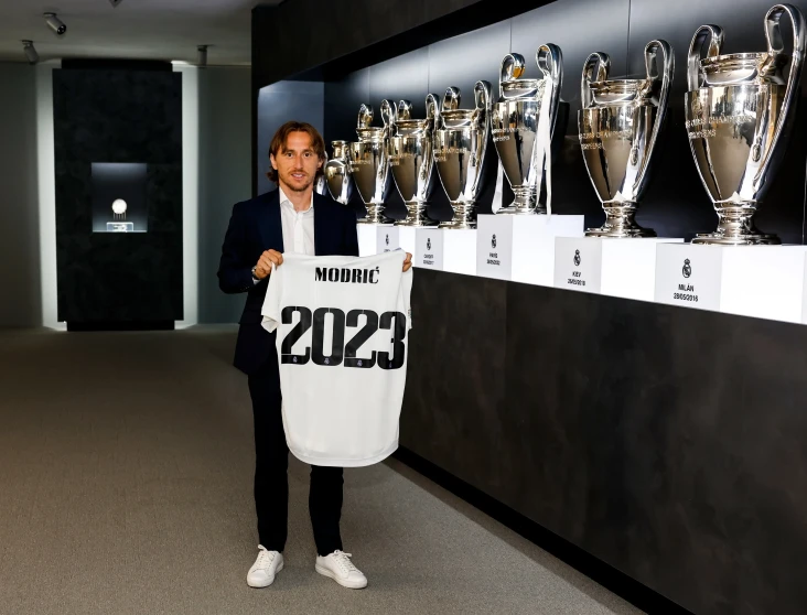 Real Madrid Perpanjang...