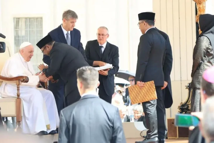 Menag Yaqut Undang Paus...