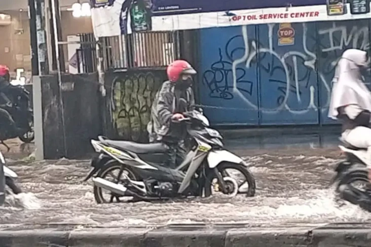 Nekat Tembus Banjir,...