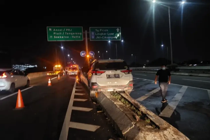 BMW Tabrak Terios di...