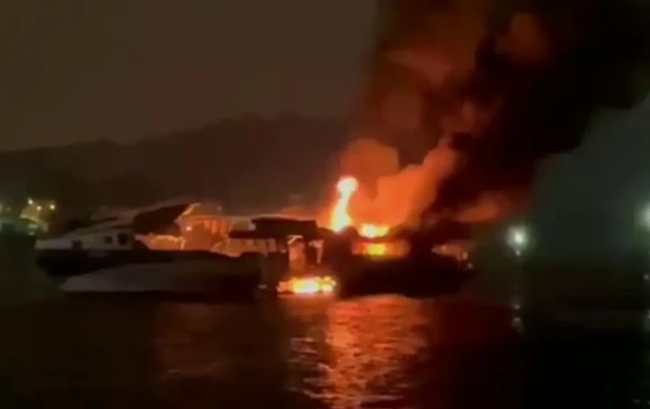 Kapal Ferry Penumpang...