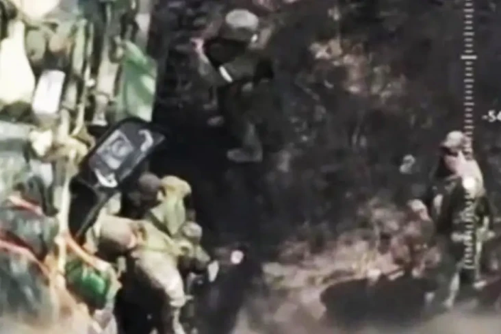 Tentara Rusia Acungkan...