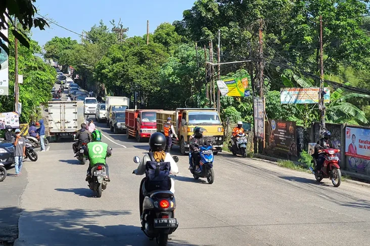 Truk Pasir Mogok Tutup...